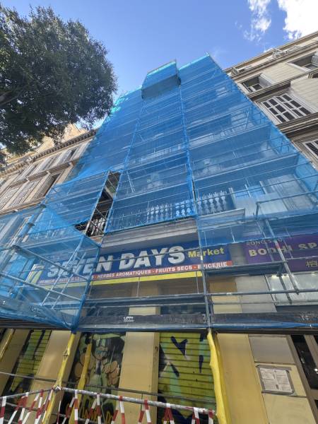 Reprise en façade avec échafaudage 