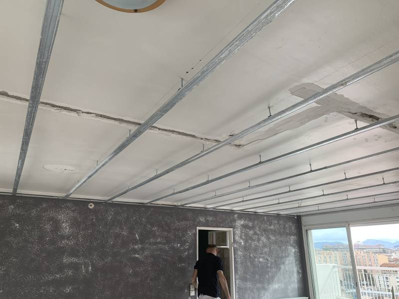 Pose de l’ossature métallique du plafond à Marseille