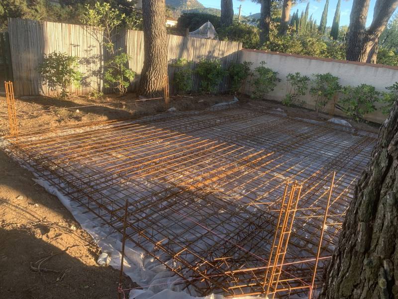 Construction d’un poolhouse avec murs en agglos, cloison BA13 hydrofuge, mur de bar, jardinière et enduit intérieur/extérieur à Allauch