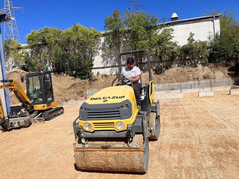 Aplanissement de terrain avec rouleau compresseur