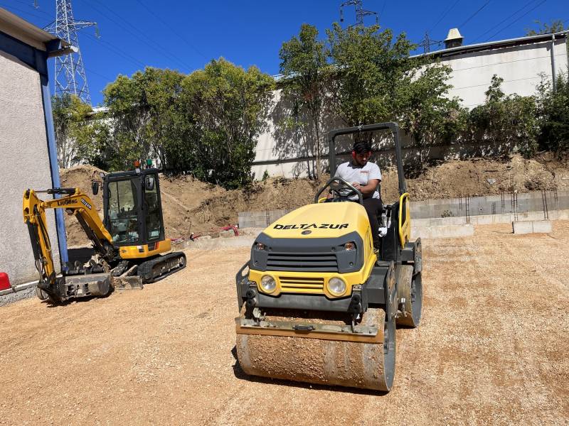 Compactage du sol par un compacteur vibrant