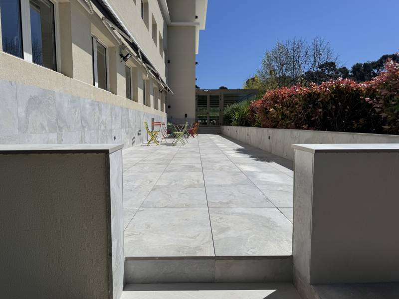 Terrasse avec carrelage posé sur plots à Marseille 
