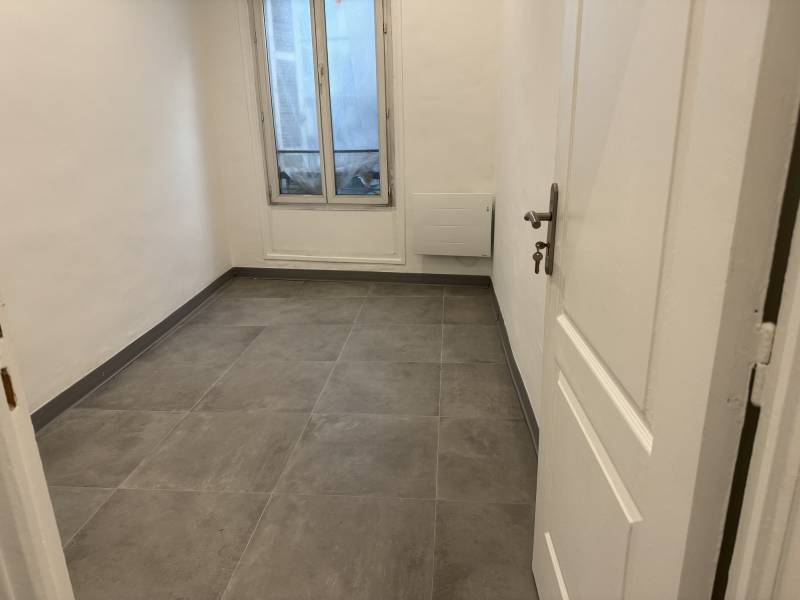 Chambre lumineuse avec peinture blanche