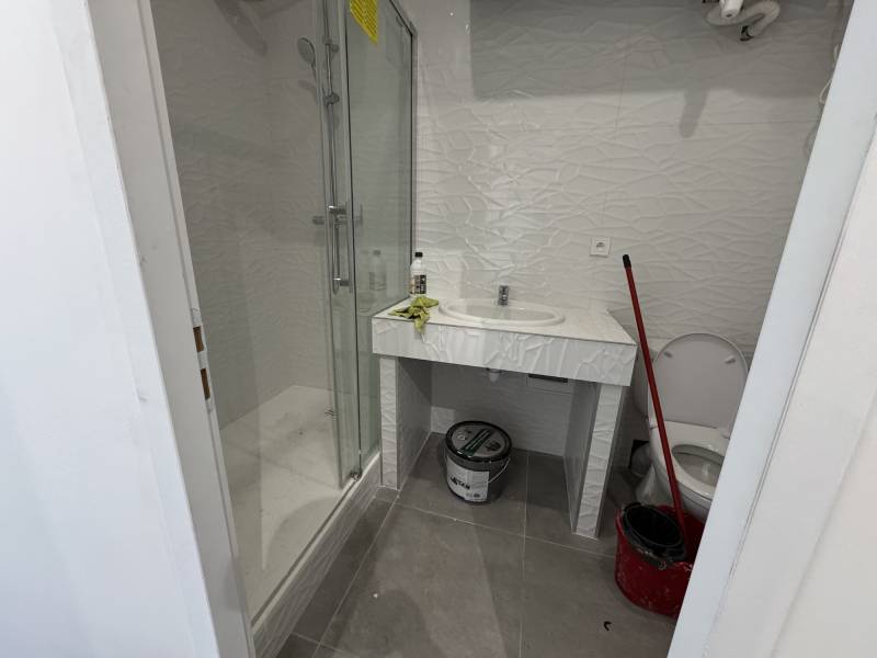 Salle de bain neuve sobre