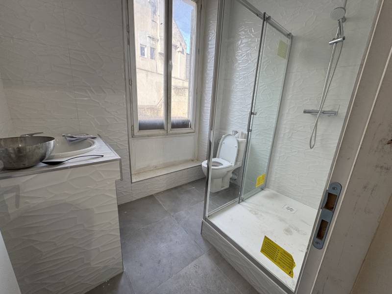 Salle de bain neuve lumineuse