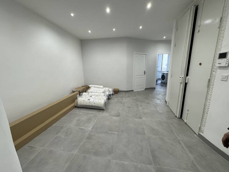 Chambre blanche avec spots lumineux et chauffage