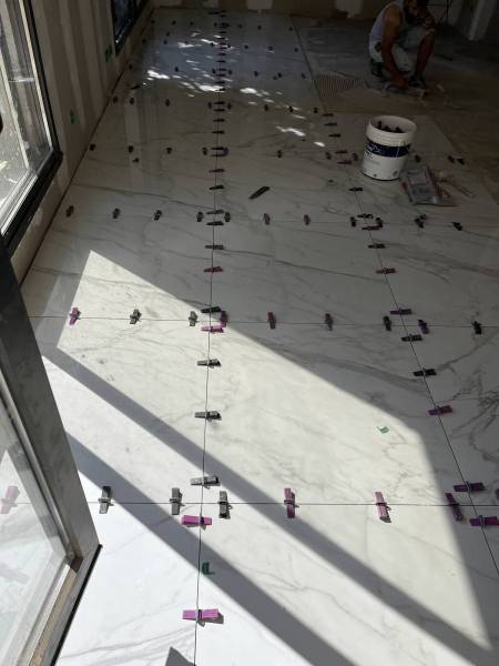 Sol marbre avec système de nivellement par clips et cales à Marseille