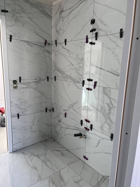 Salle de bain avec carrelage et faïence en marbre à Marseille