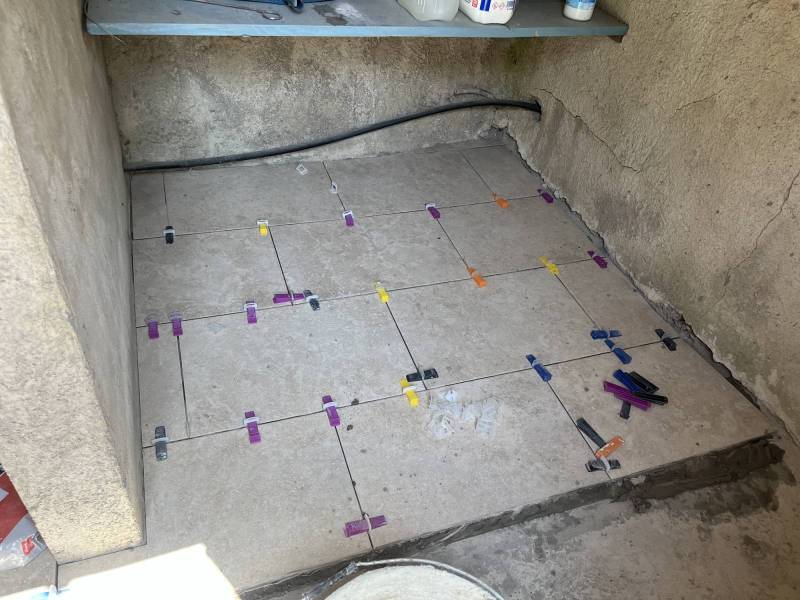 Carrelage grand format posé avec cales et clips à Marseille